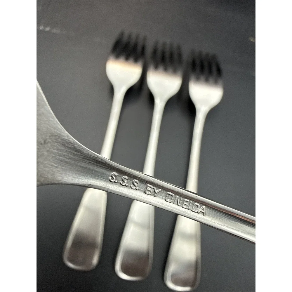 Oneida Stainless 4 Dinner Fork Yorktowne SSS 7 1/4 Flatware Traditional